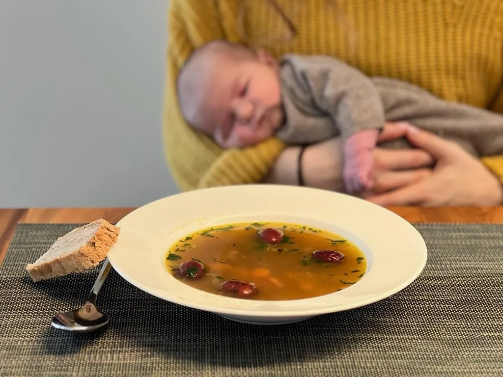 Am liebsten sind Ashley Schütz aber kräftigende Suppen.  Ashley Schütz kocht für Frauen im Wochenbett.